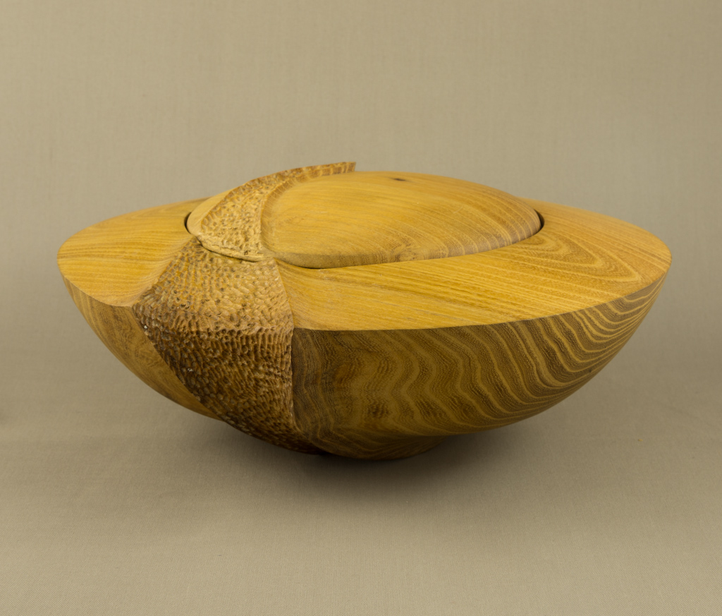 Boîte en acacias artistiquement sculptée avec une brèche texturée