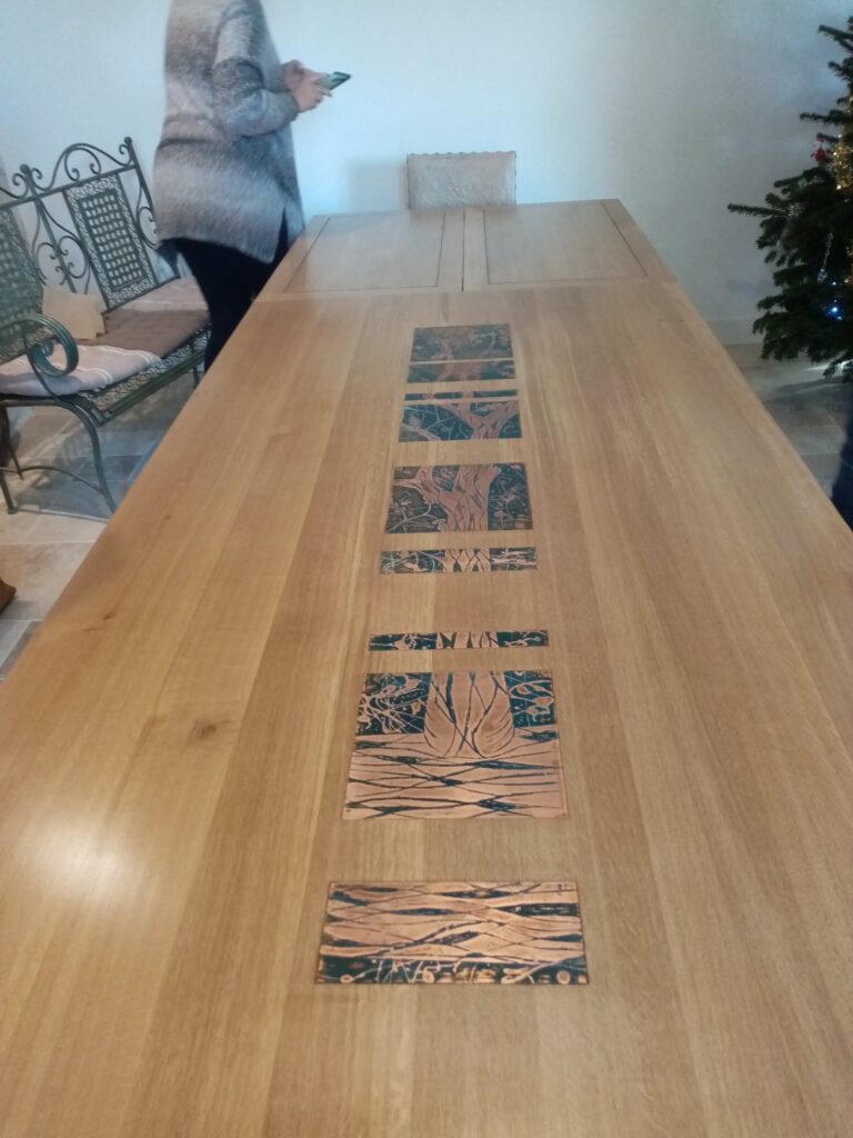 Table en chêne avec rallonge, incrustations de cuivre gravé à l'eau-forte représentant une branche de chêne.