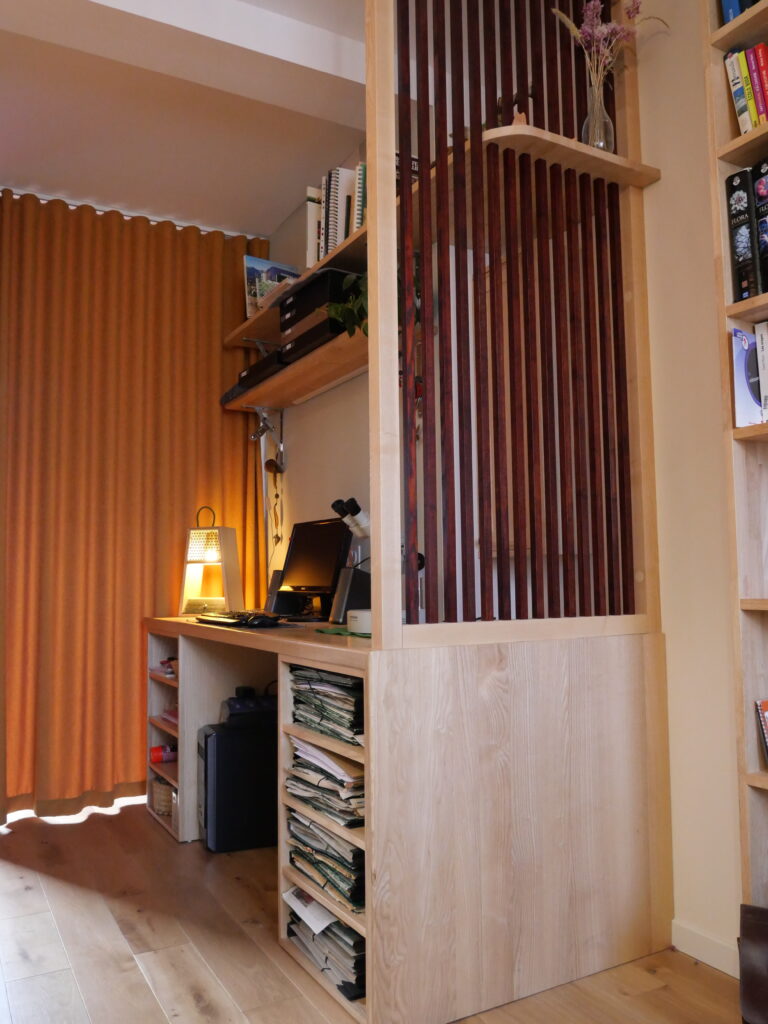 Bureau en bois, espace de travail fonctionnel et esthétique