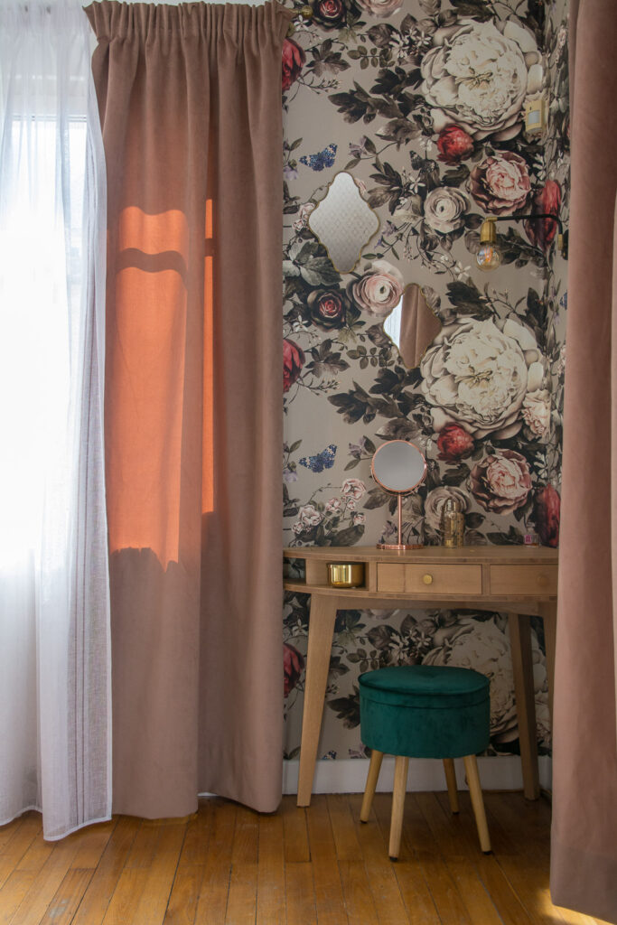 Coiffeuse en chêne de style Art déco dans un intérieur agrémenté d'une tapisserie fleurie