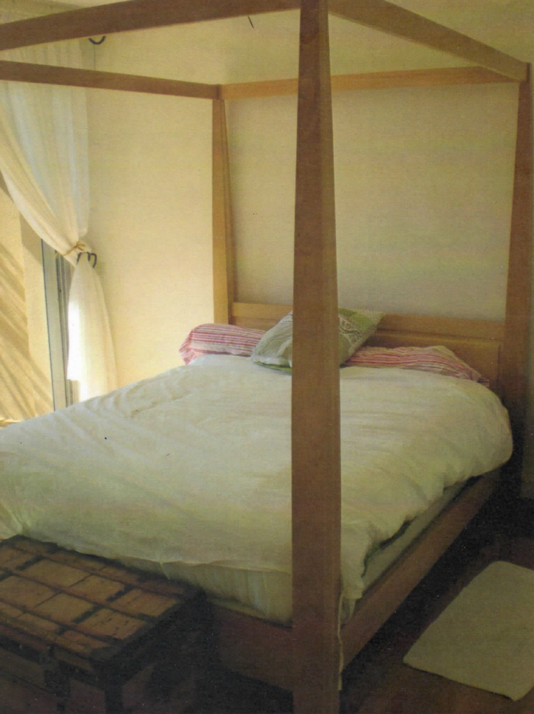 Lit à baldaquin en hêtre, au design élégant et au bois de qualité, ajoutant une touche de charme et de sophistication à votre chambre à coucher. Le baldaquin crée une ambiance intime et enveloppante.